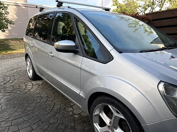 Ford Galaxy 2012 photo 4
