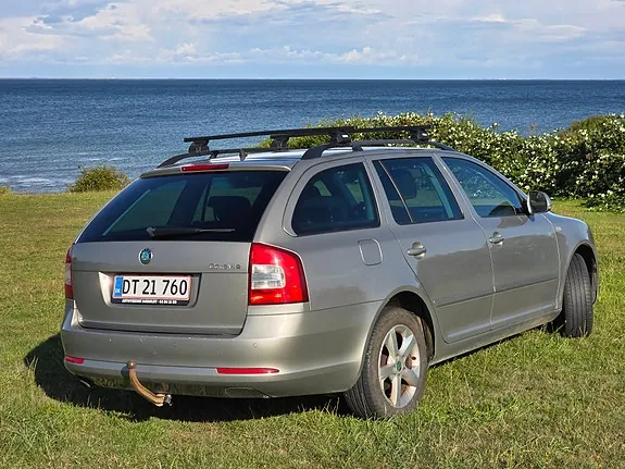 Skoda Octavia 2011 photo 2