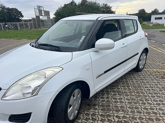 Suzuki Swift 2012 photo 2