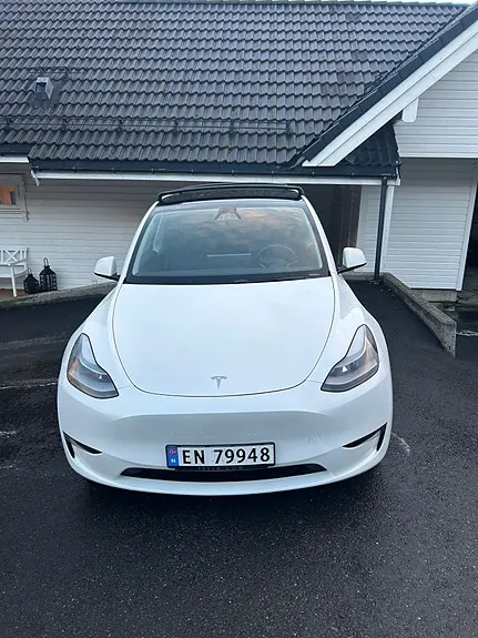 Tesla Model Y 2025 photo 2