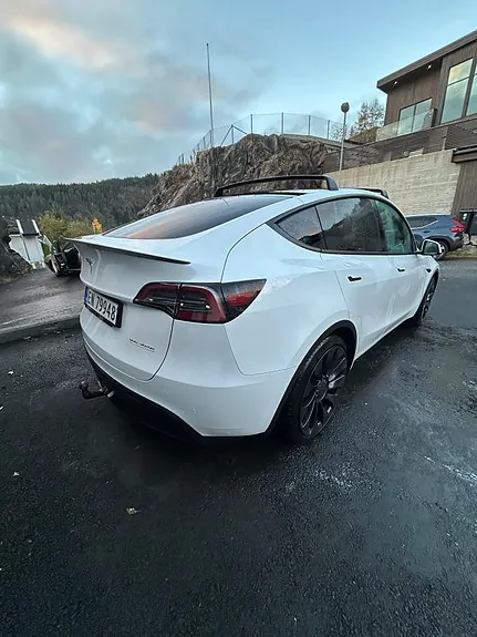 Tesla Model Y 2025 photo 5