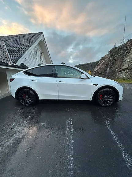 Tesla Model Y 2025 photo 4