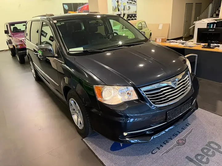 Lancia Voyager 2011 photo 2