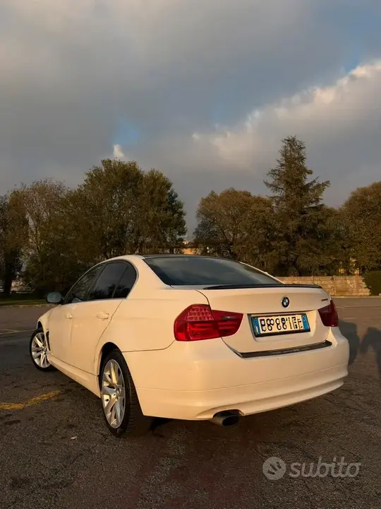 BMW 318D 2011 photo 2