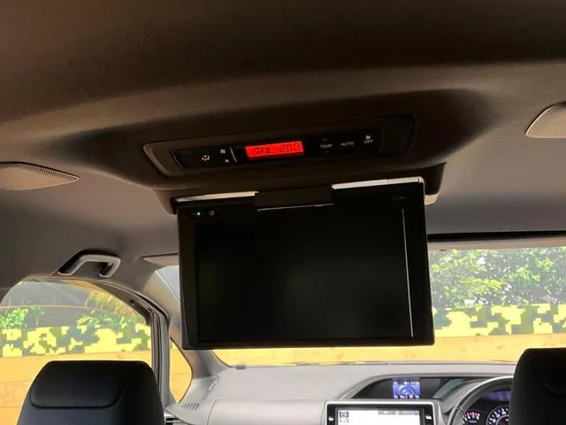 Toyota Voxy 2018 photo 3