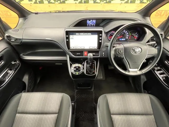 Toyota Voxy 2018 photo 2