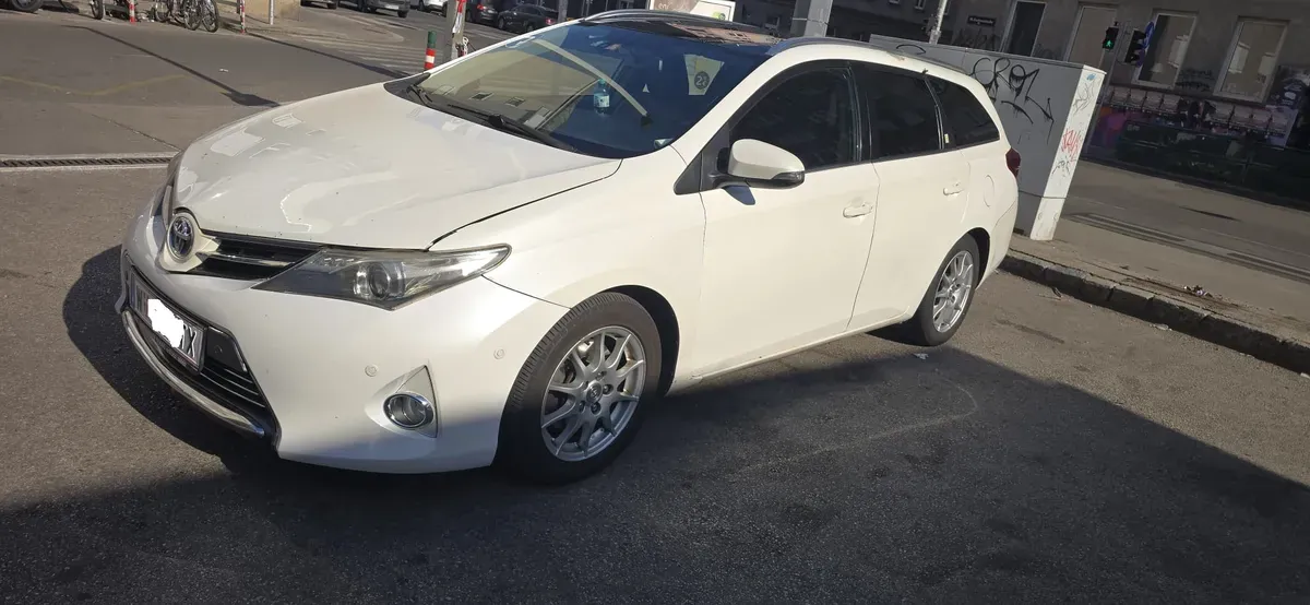 Toyota Auris 2014 photo 3