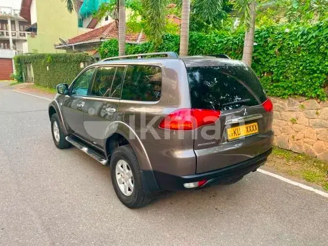 Mitsubishi Montero 2012 photo 2