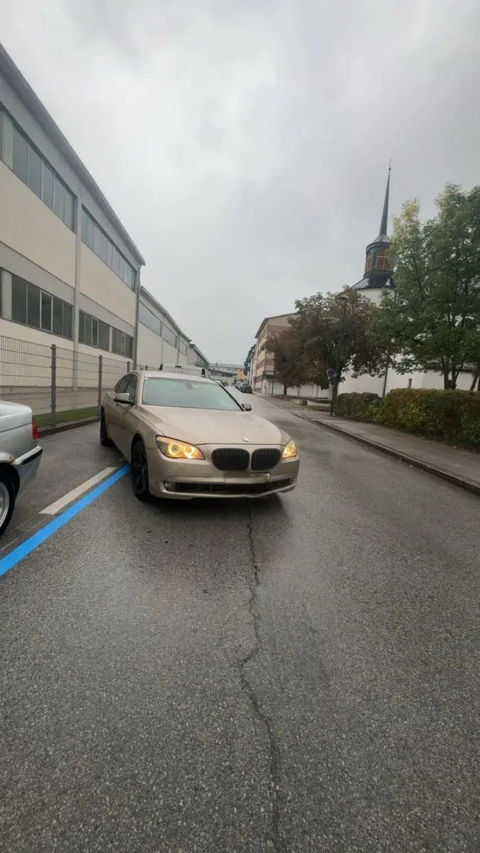 BMW 7 Series 2009 photo 3