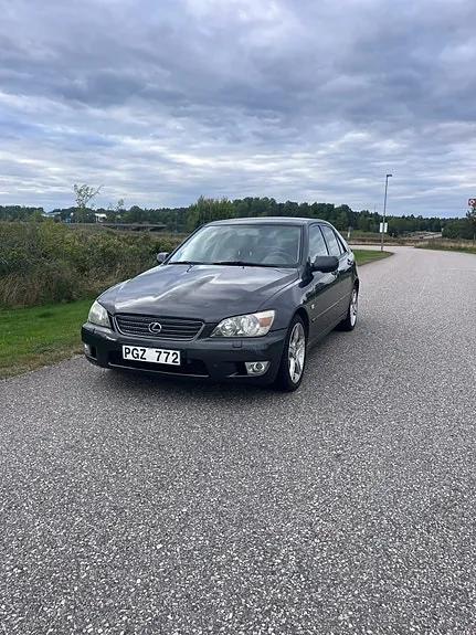 Lexus Is200 1999 photo 2