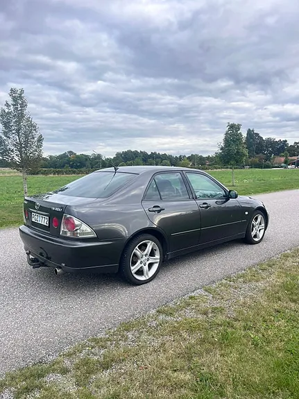 Lexus Is200 1999 photo 4