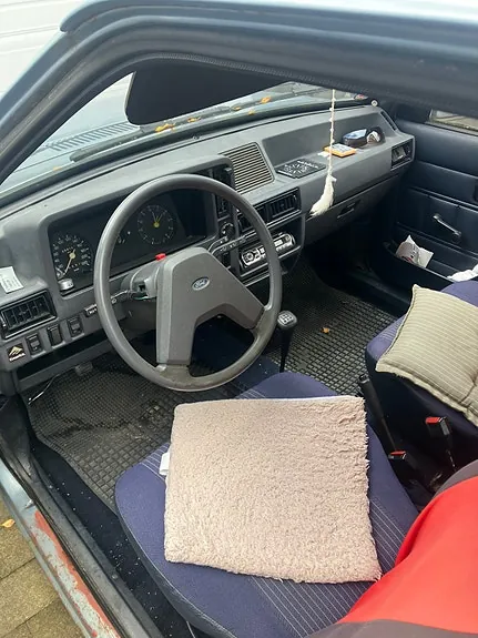 Ford Escort 1983 photo 2