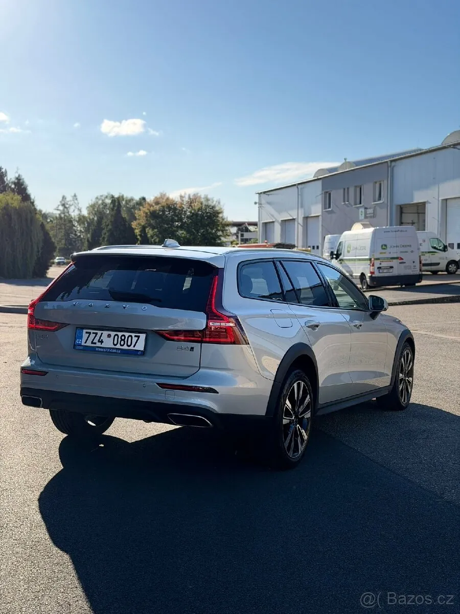 Volvo V60 2021 photo 2