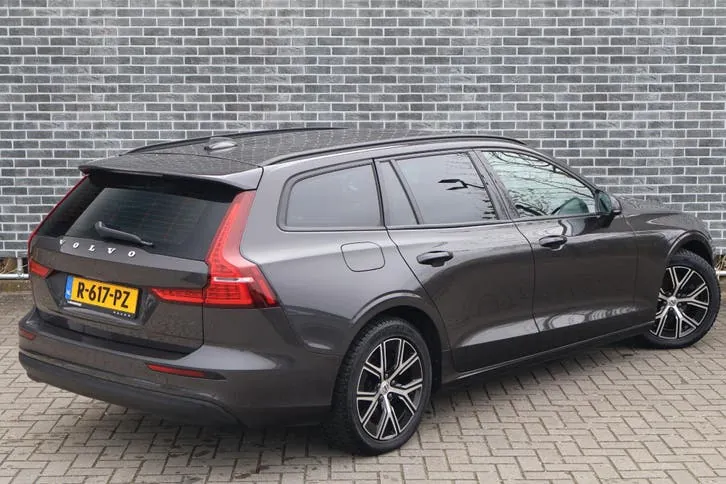 Volvo V60 2022 photo 2