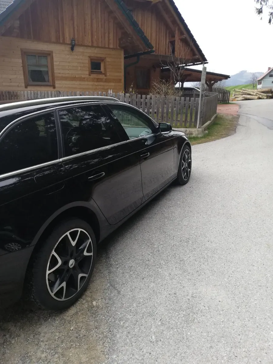 Audi A4 2012 photo 2