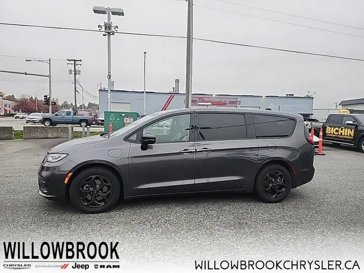 Chrysler Pacifica 2023 photo 3