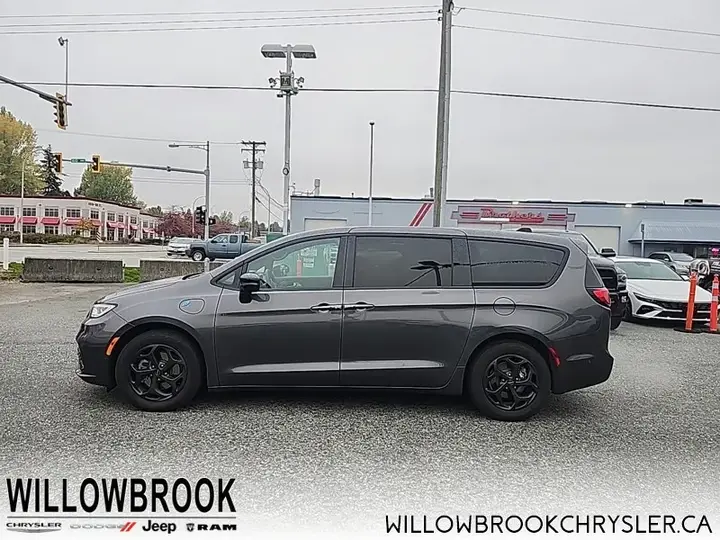 Chrysler Pacifica 2023 photo 2