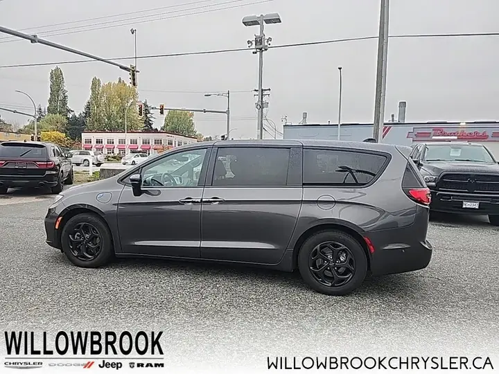 Chrysler Pacifica 2023 photo 4