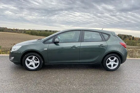 Opel Astra 2011 photo 2