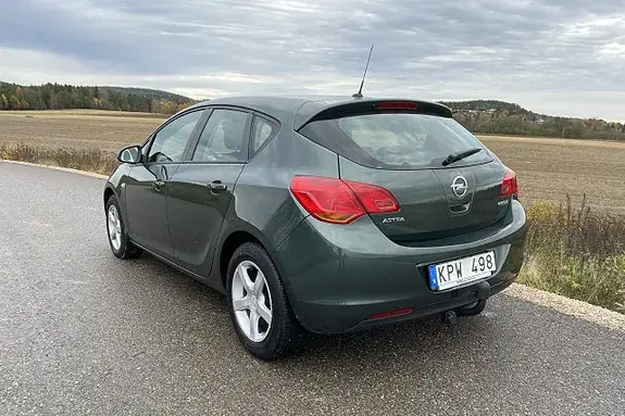 Opel Astra 2011 photo 3