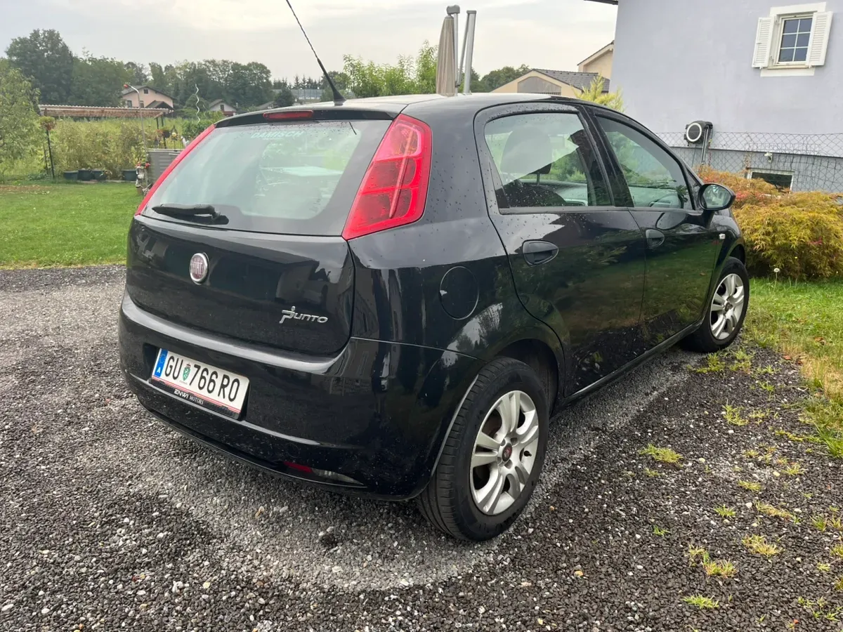 Fiat Grande Punto 2011 photo 2