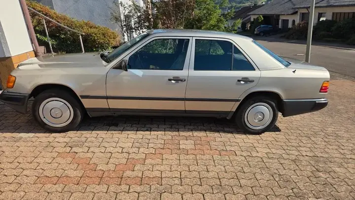 Mercedes-Benz E 230
