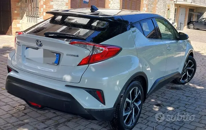 Toyota C-Hr 2017 photo 2