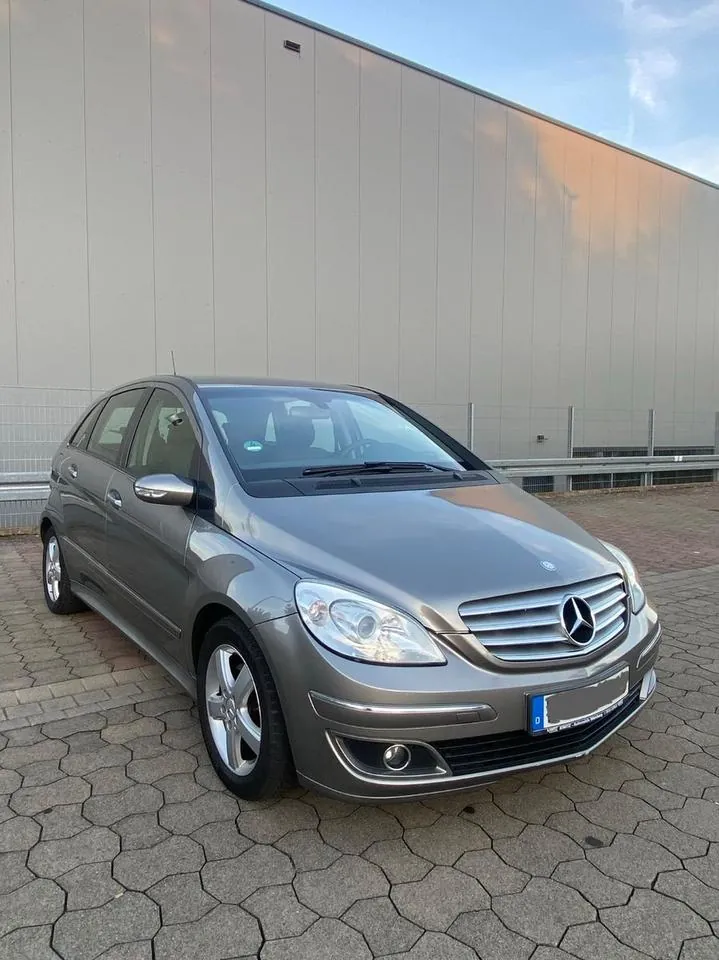 Mercedes-Benz B 180