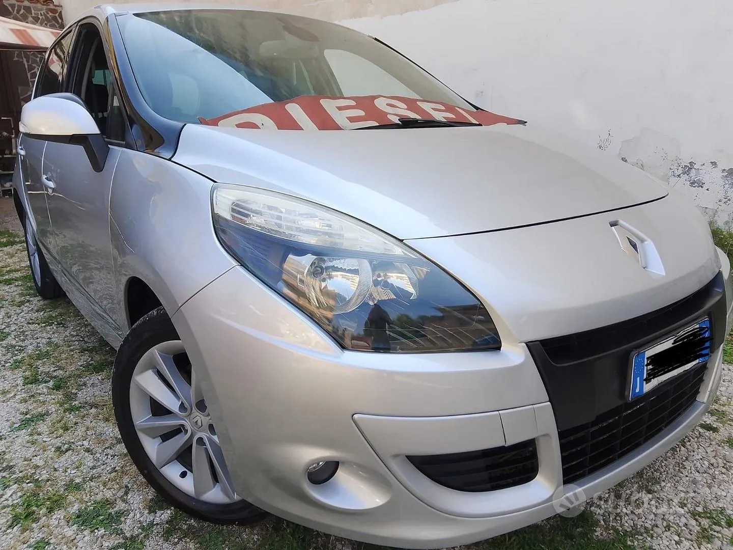 Renault Scenic 2012 photo 2