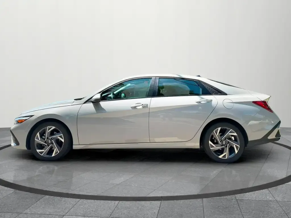 Hyundai Elantra 2025 photo 5