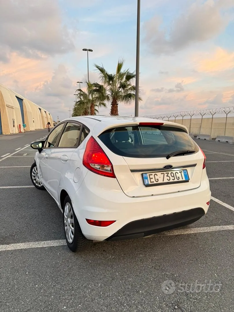 Ford Fiesta 2011 photo 2