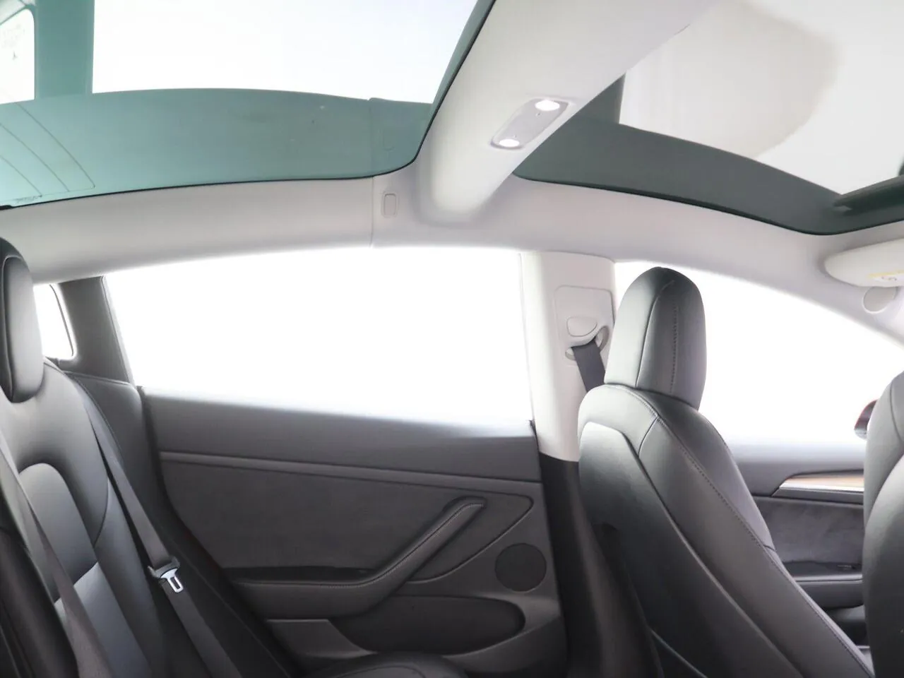 Tesla Model 3 2021 photo 2