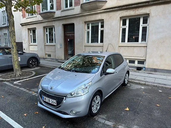 Peugeot 208 2012 photo 2