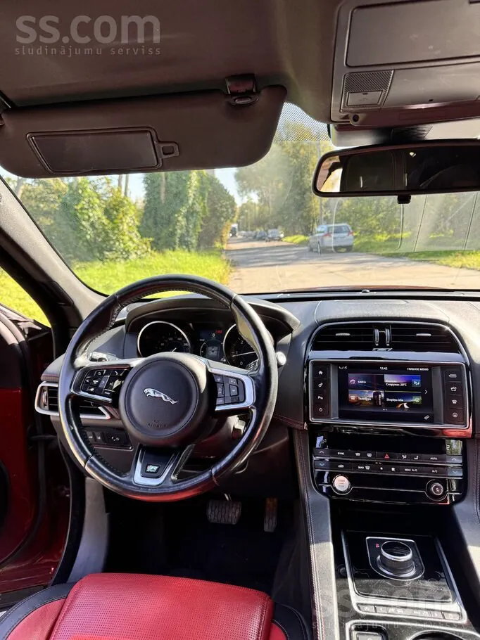 Jaguar F-Pace 2017 photo 4