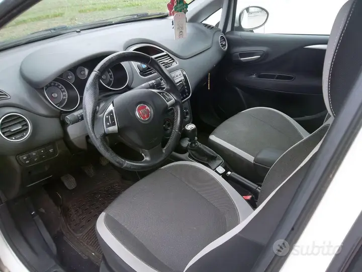 Fiat Punto 2012 photo 3