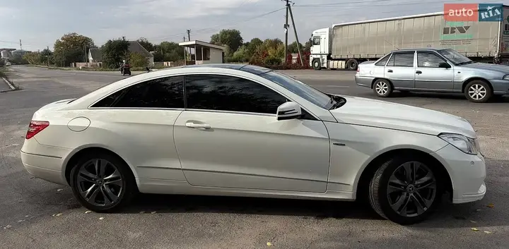 Mercedes-Benz E-Class 2011 photo 3