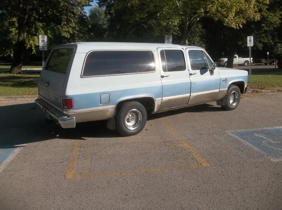 Chevrolet Suburban 1984 photo 2