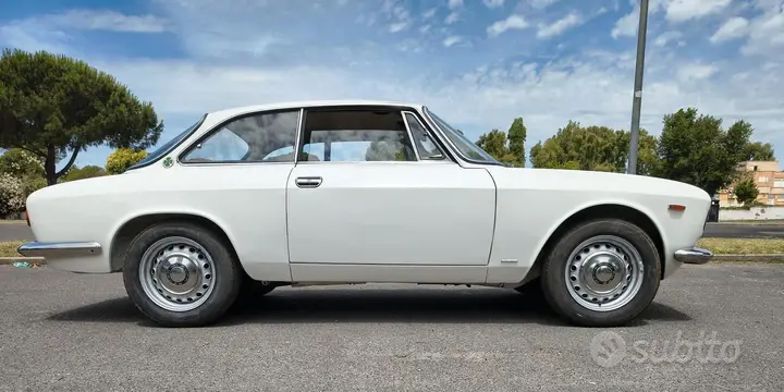 Alfa Romeo Giulia Gt Veloce 1966 photo 2