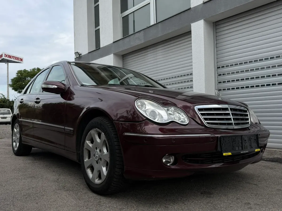 Mercedes-Benz C-Class 2006 photo 2