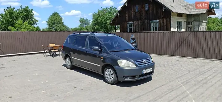Toyota Avensis Verso 2003 photo 2
