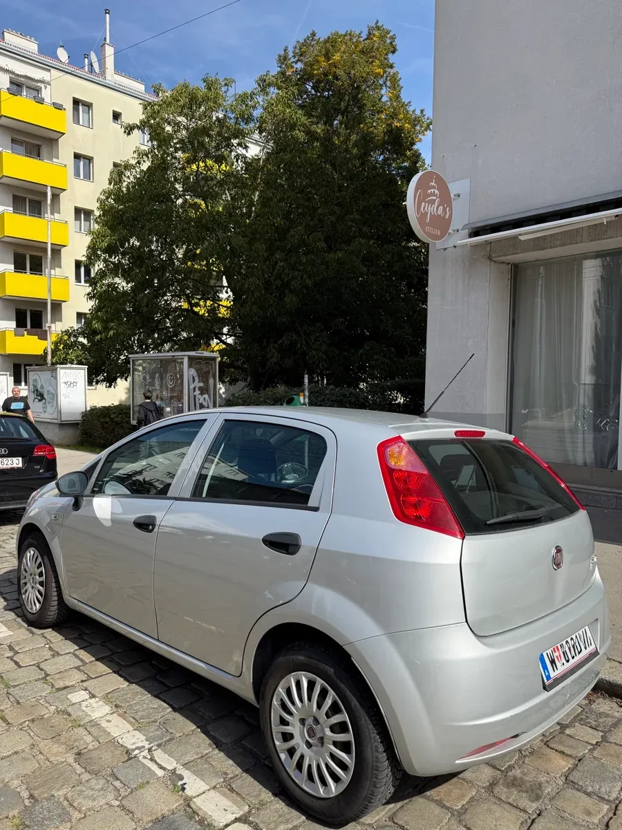 Fiat Punto 2011 photo 2