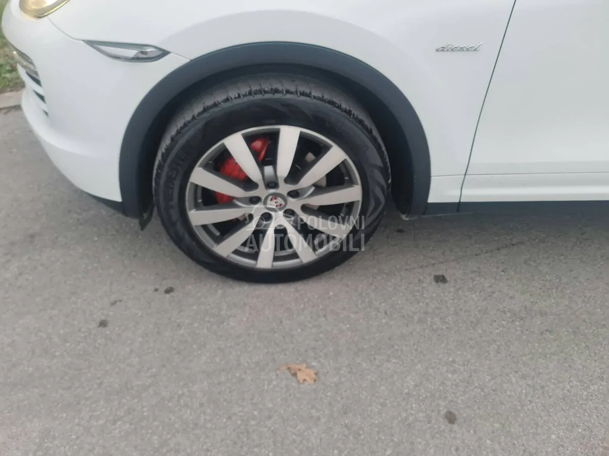 Porsche Cayenne 2012 photo 2