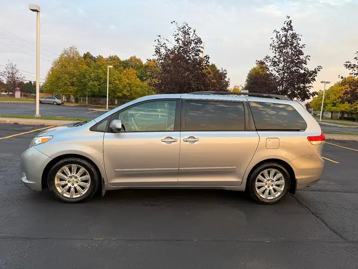 Toyota Sienna 2011 photo 2
