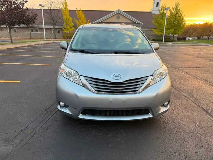Toyota Sienna 2011 photo 5