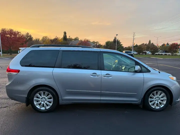Toyota Sienna 2011 photo 4