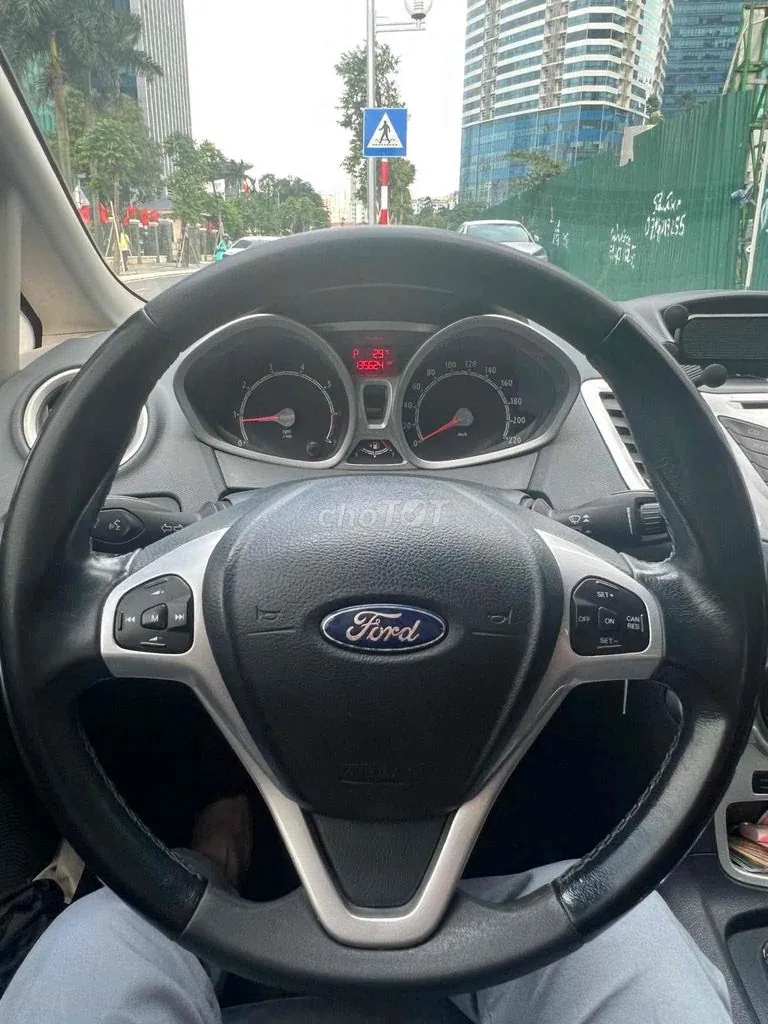 Ford Fiesta 2011 photo 2