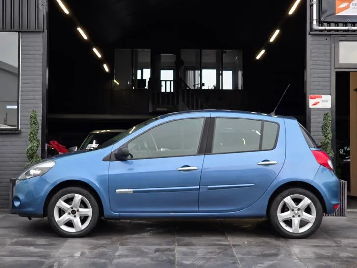Renault Clio 2010 photo 2