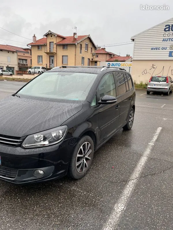 Volkswagen Touran 2012 photo 2