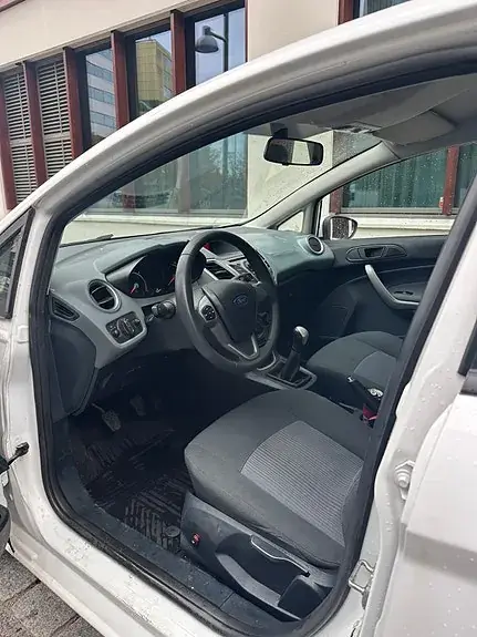 Ford Fiesta 2011 photo 2