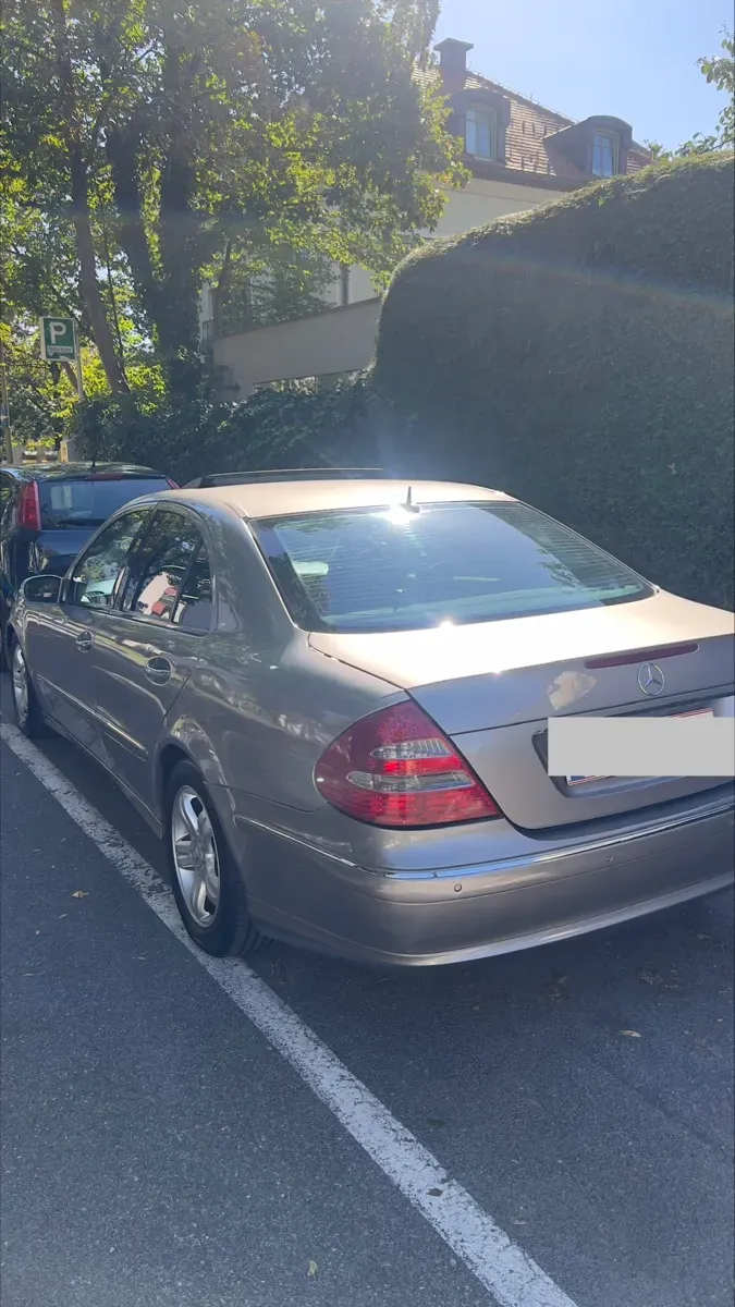 Mercedes-Benz E-Class 2004 photo 2